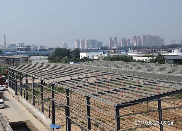 江蘇信年華工貿(mào)有限公司1#、2#廠房工程   門式鋼架施工階段.jpg